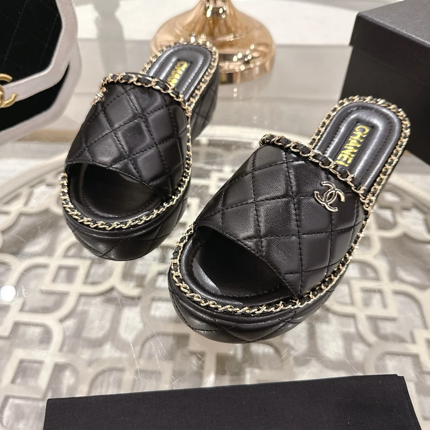 👟👟Ex-factory price 600👟👟 𝐂𝐇𝐀𝐍𝐄𝐋 | Xiaoxiang 25𝐬𝐬 🦋2025 Spring and Summer New Products Counter Classic Xiaoxiang Double C Diamond Chain Slippers Series New〰 🍬 The absolute best in the BS fashion circle. Matching will perform meticulously Minimalist, classic elements that will never fade away 💋 Show unique dressing style, too beautiful to say anything. A must-have for summer... Upper: Original high-customized lambskin Lining: Imported mixed sheepskin lining Outsole: Original molded non-slip outsole Shoe size: 35-39 (34.40.41.42 customization is not returnable)